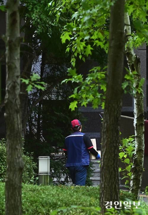 4일 오후 인천시 남동구 논현동의 한 대규모 아파트 단지에서 택배 기사가 도보로 배송하고 있다. 2025.9.4 /조재현기자 jhc@kyeongin.com