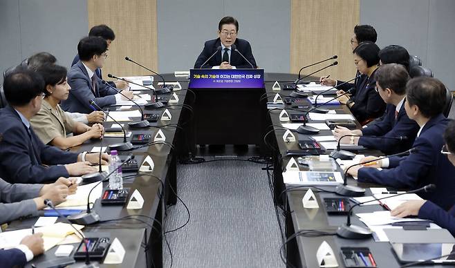 ▲&nbsp;이재명 대통령이 3일 경기 안산시 새솔다이아몬드공업에서 K-제조업 기업현장 간담회를 하고 있다. /연합뉴스