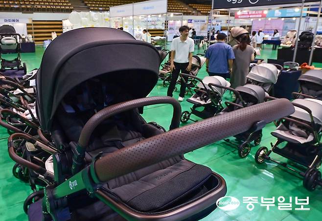 지난해 경기도의 합계출산율은 0.79명으로 평균 자녀수가 1명에 못 미치자 부모들 사이에서 '귀한 아기' 트렌드가 급부상하며 자녀를 위한 소비를 아끼지 않는 추세인 가운데 4일 오후 수원시 영통구 아주대학교체육관에서 열린 베베 수원베이비페어를 찾은 시민들이 다양한 육아 용품을 둘러보고 있다. 임채운기자