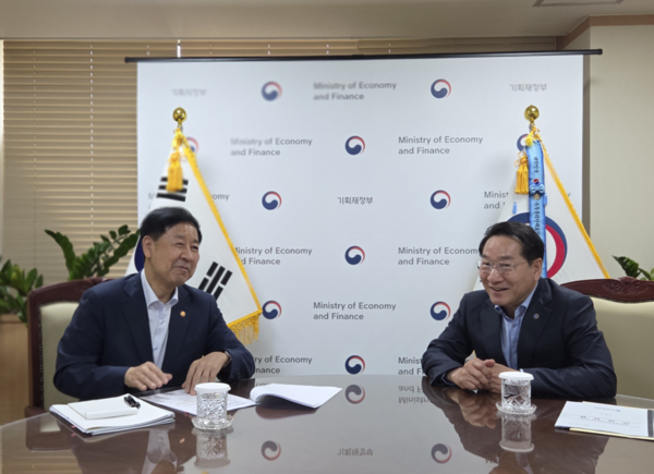 유정복 인천시장이 지난달 정부서울청사에서 구윤철 경제부총리 겸 기획재정부 장관을 만나 인천시 국비 사업을 건의하고 있다. <인천시 제공>