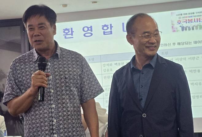 권흥주 회장이 김관호 호국보훈사업회 경기지부장을 소개하고 있다.