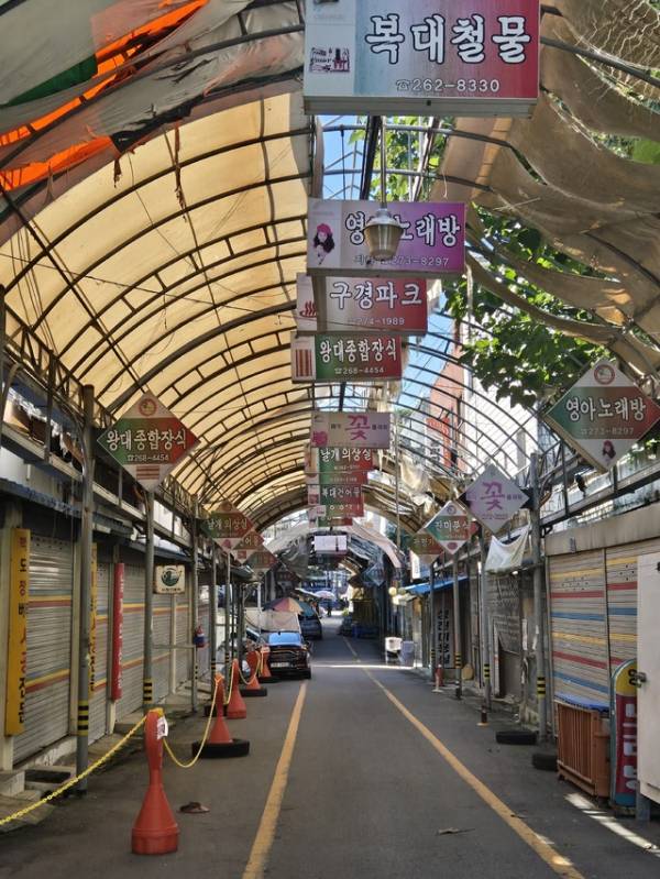 주상복합아파트 개발이 무산된 뒤 시장 기능을 잃은 충북 청주시 복대시장 모습. /이형모 선임기자