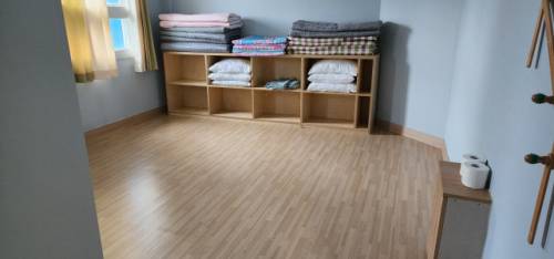 ◇극심한 가뭄으로 급수지원을 위해 전국에서 달려온 소방대원들에 대한 처우가 열악하다는 논란이다. 소방대원들에게 배정된 숙소가 비좁아 대불편함이 가중되고 있다.