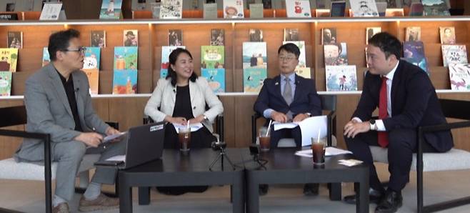 '2025 울산포럼' 인터 세션(Inter session) 동해안 문화 좌담회 참석자들이 열띤 토론을 펼치고 있다. (왼쪽부터)울산매일UTV 김진영 뉴스룸 국장, 손수민 울산연구원 연구위원, 조덕현 경주화백컨벤션센터 MICE사업본부장, 김도준 포항문화관광협회장. 울산매일UTV