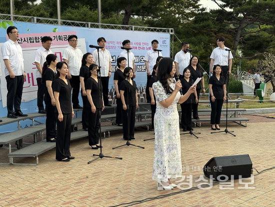 ▲ 울산시립합창단이 4일 오후 7시 울산대공원 정문에서 기획공연 '스치며 만나는 노래' 네번째 무대를 선보인다. 사진은 지난 공연 모습.