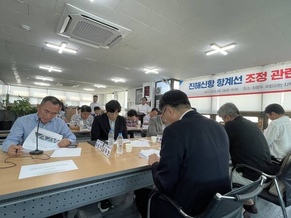 ▲ 지난 8월 29일 최형두 국회의원 마산지역 사무소에서 '진해신항 항계선 조정' 관련 영상간담회가 열렸다. 이날 경남항만해운발전협의회와 해양수산부, 경남도, 마산 지역구 도·시의원이 한자리에 모였다. 우연부 경남항만해운발전협의회장이 관련 문제점을 말하고 있다. /이미지