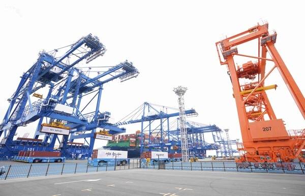 ▲ 부산항 신항 7부두 개장식이 지난해 열렸다. 창원시 진해구에 국산 항만장비로 구축한 자동화 형식 컨테이너터미널이다. /경남도