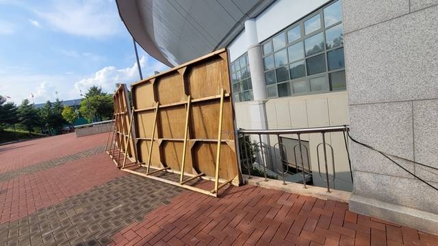 ▲ 실외기로 인한 소음을 줄여보려고 임시로 설치한 가벽. 이봉한기자