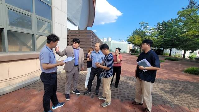 ▲ 김정도 구미시의원이 3일 관계자들로부터 실외기 설치 현황 및 소음 발생 현황등을 듣고있다. 이봉한기자