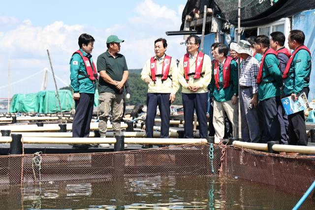 4일 박완수(왼쪽 세 번째) 경남도지사가 남해군 적조 방제 현장을 점검하고 있다./경남도/