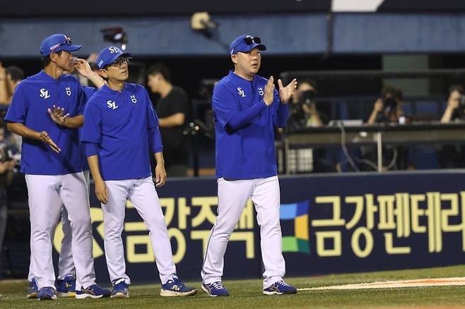 지난달 27일 서울 잠실야구장에서 열린 2025 신한 SOL 뱅크 KBO리그 삼성 라이온즈와 두산 베어스 경기에서 박진만 감독이 선수들을 격려하고 있다. <삼성 라이온즈 제공>