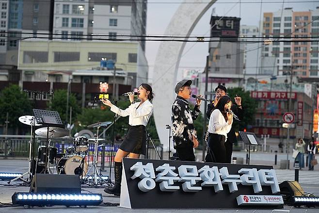 지난 5월 24일 청춘빛포차광장에서 진행된 상반기  '청춘버스킹' 무대.광주문화재단 제공