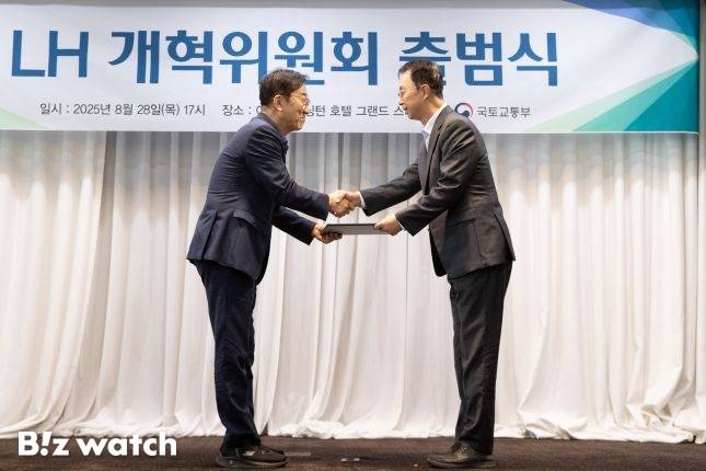 8월 28일 서울 여의도 켄싱턴호텔에서 열린 'LH 개혁위원회' 출범을 위한 민간위원 위촉식에서 김윤덕 국토부 장관(왼쪽)이 임재만 세종대 부동산학과 교수를 민간위원장으로 임명하는 내용의 위촉장을 전달하고 있다./자료=국토교통부