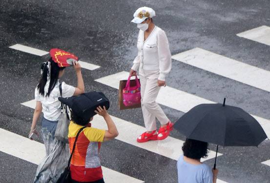 소나기가 내린 서울 중구 을지로1가 사거리에서 시민들이 발걸음을 재촉하고 있다.(사진=뉴시스)