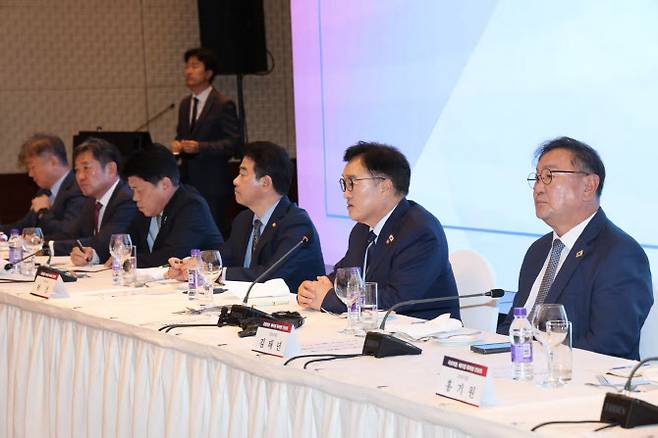 우원식(오른쪽에서 두번째) 국회의장이 4일 오후 중국 베이징에서 베이징특파원 간담회에 참석해 발언하고 있다. (사진=국회의장실)