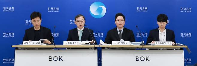 4일 오전 서울 중구 한국은행에서 (왼쪽부터) 김태호 국제수지팀 과장, 송재창 금융통계부장, 박성곤 국제수지팀장, 김준영 국제수지팀 과장이 7월 국제수지(잠정) 기자설명회를 진행하고 있다.(사진=한국은행)