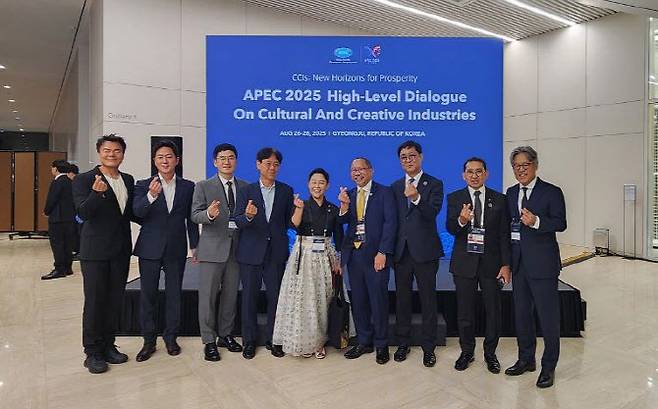 조국혁신당 김재원 국회의원(국회 문화체육관광위원회·APEC 특별위원회 위원)은 지난달 26일 경북 경주에서 열린 APEC 문화산업고위급대화에 참석해 APEC 회원국 대표들과 교류하며 대한민국의 위상과 외교 협력의 중요성을 강조했다. (사진=의원실 제공).