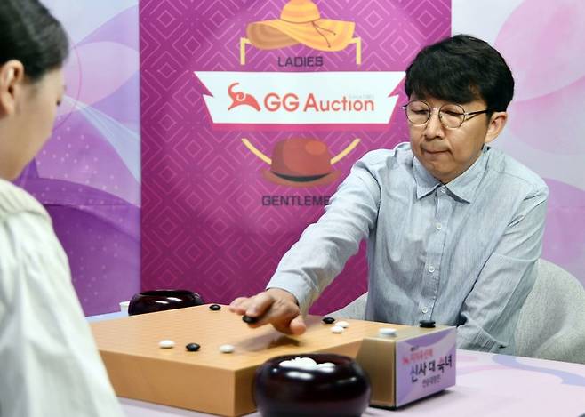 반상에 착점하고 있는 목진석 9단.(사진 한국기원 제공)