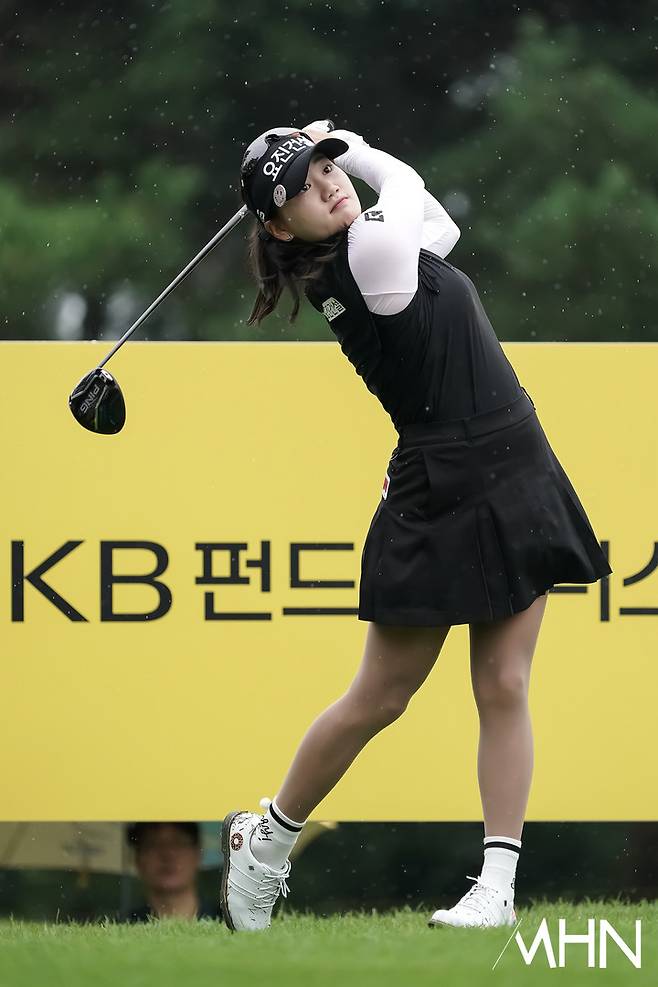 노승희가 4일 열린 KB금융 스타챔피언십 1라운드 경기에서 샷을 하고 있다.