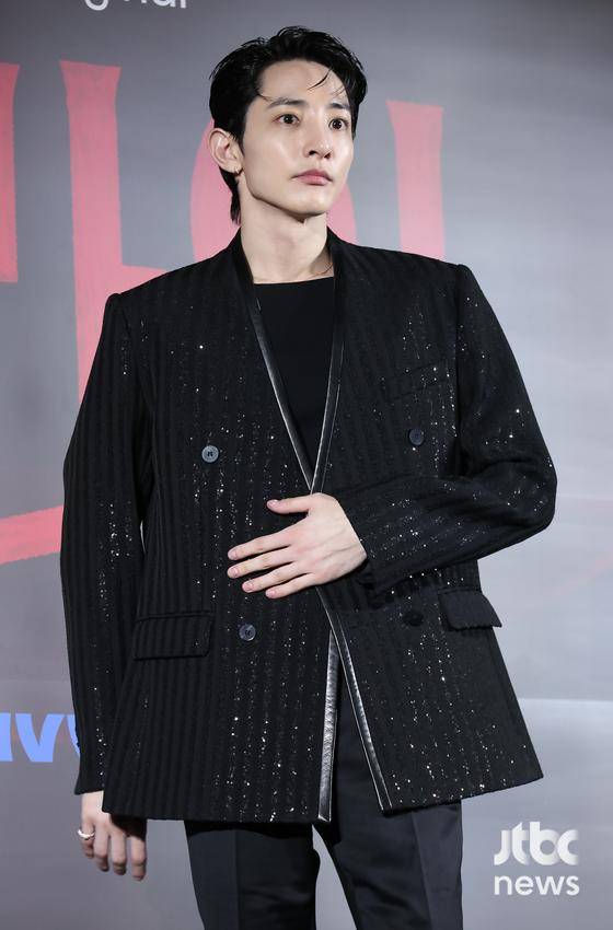 웨이브 오리지널 드라마 'S라인' 제작발표회가 7일 오후 서울 용산CGV 아이파크몰에서 열렸다. 이날 행사에는 연출을 맡은 안주영 감독과 배우 이다희, 이수혁, 아린, 이은샘이 참석했다. 박세완 엔터뉴스팀 기자 park.sewan@jtbc.co.kr