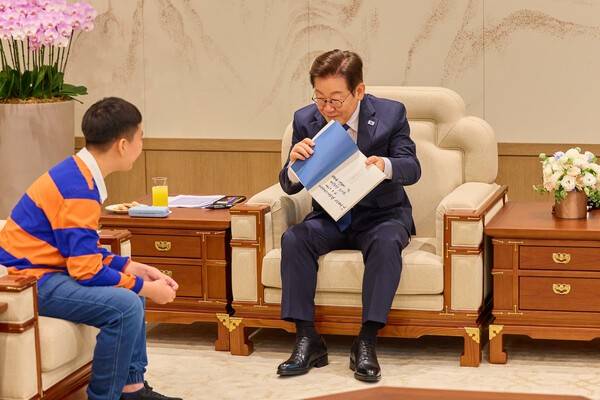 (사진=연합뉴스)&nbsp; 이재명 대통령이 4일 서울 용산 대통령실 청사에서 열린 어린이 초청 행사에 참석한 어린이에게 책을 선물하고 있다