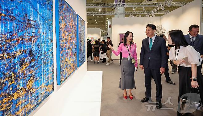 3일 서울 강남구 코엑스에서 열린 '프리즈 서울 2025' VIP 프리뷰 데이에서 오세훈 서울 시장이 62억 원에 판매된 마크 브래드포드의 작품을 관람하고 있다. 2025.9.3/뉴스1 ⓒ News1 김성진 기자