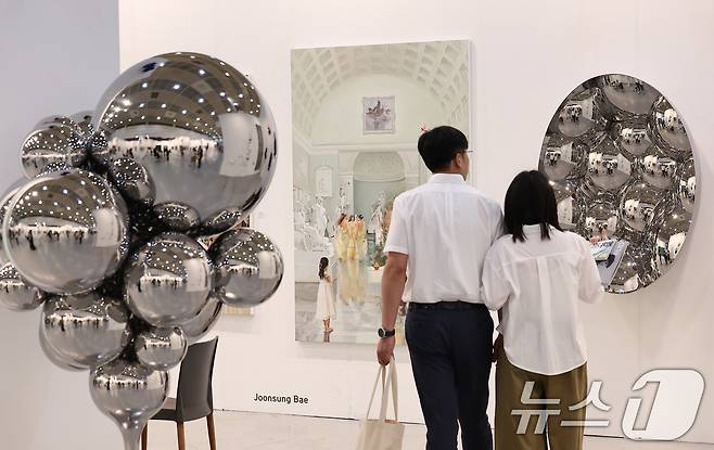 3일 서울 강남구 코엑스에서 열린 국내 최대 규모의 아트페어 '키아프 서울 2025' VIP 프리뷰 데이를 찾은 관람객들이 전시장을 둘러보고 있다. 키아프 서울은 올해 '공진'(Resonance)이라는 주제로, 지속 가능한 미술 생태계 구축을 위해 정부와 프리즈 서울, 다양한 문화예술 기관들과의 협업을 강화했다. 2025.9.3/뉴스1 ⓒ News1 김성진 기자