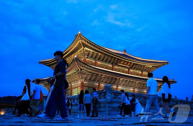 경복궁 야간 관람이 시작된 3일 오후 서울 종로구 경복궁을 찾은 시민들이 궐내를 둘러보고 있다.  2025.9.3/뉴스1 ⓒ News1 김진환 기자