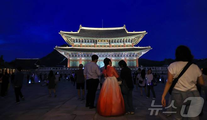 경복궁 야간 관람이 시작된 3일 오후 서울 종로구 경복궁을 찾은 시민들이 궐내를 둘러보고 있다.  2025.9.3/뉴스1 ⓒ News1 김진환 기자