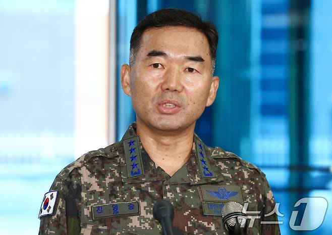 진영승 합참의장 후보자가 4일 오전 서울 용산구 육군회관에 마련된 인사청문회 준비 집무실로 출근하며 취재진의 질의에 답하고 있다. 2025.9.4/뉴스1 ⓒ News1 김민지 기자