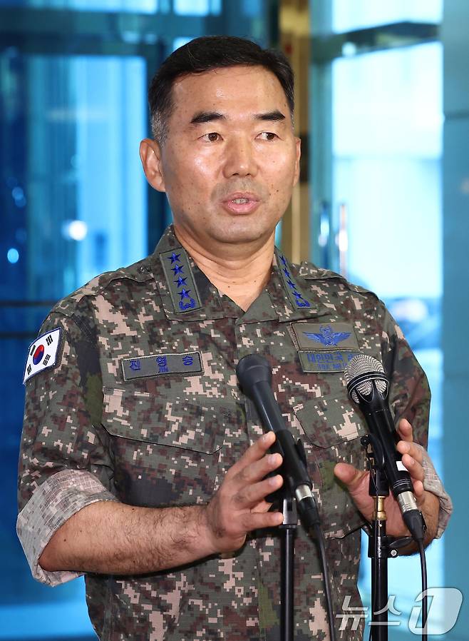 진영승 합참의장 후보자가 4일 오전 서울 용산구 육군회관에 마련된 인사청문회 준비 집무실로 출근하며 취재진의 질의에 답하고 있다. 2025.9.4/뉴스1 ⓒ News1 김민지 기자