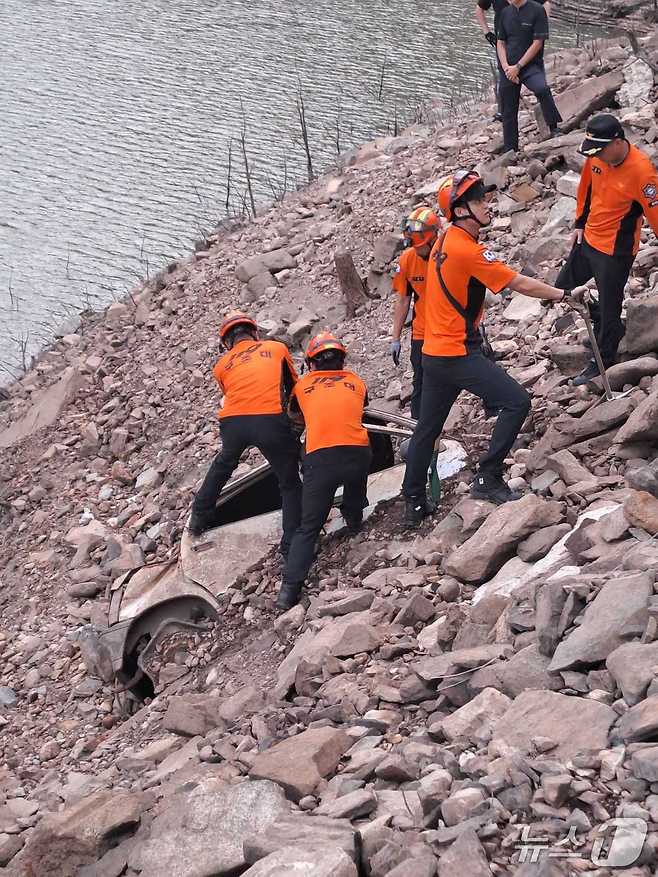 최근 극심한 가뭄으로 사면과 바닥이 드러난 강원 강릉 오봉저수지에서 지난 3일 오후 20여년 전 수몰된 경차가 발견됐다. 당국은 해당 차량이 2003년 동해안을 덮친 태풍 '매미' 당시 수몰된 것으로 보고 있다.(강원도소방본부 제공, 재판매 및 DB 금지) 2025.9.4/뉴스1