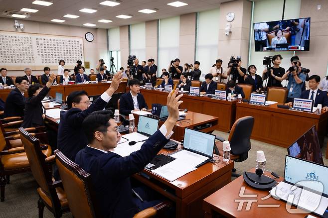 국민의힘 법사위원들이 4일 서울 여의도 국회에서 열린 제429회 국회(정기회) 법제사법위원회 제2차 전체회의에서 의사진행 발언을 요구하고 있다. 2025.9.4/뉴스1 ⓒ News1 유승관 기자