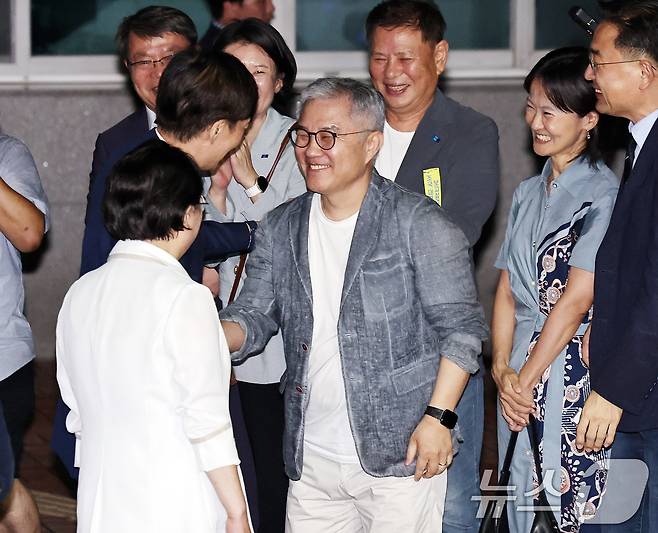 이재명 정부 첫 특별사면·복권 대상에 오른 조국 전 조국혁신당 대표가 15일 새벽 구로구 서울남부구치소를 나서며 최강욱 전 더불어민주당 의원과 인사나누고 있다. 2025.8.15/뉴스1 ⓒ News1 구윤성 기자