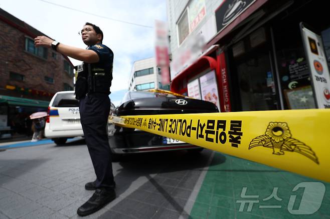 지난 3일 흉기 살인 사건이 발생한 서울 관악구 조원동의 한 주택가에서 경찰들이 현장을 통제하고 있다.  2025.9.3/뉴스1 ⓒ News1 김민지 기자
