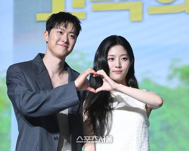 공명, 신은수가 25일 서울 마포 호텔 나루 서울 엠갤러리에서 진행된 넷플릭스 ‘고백의 역사’ 제작보고회에서 포즈를 취하고 있다. 2025. 8. 25. 최승섭기자 thunder@sportsseoul.com