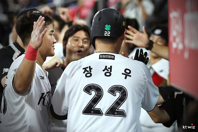 KT 장성우가 3일 수원케이티위즈파크에서 열린 2025 KBO리그 정규시즌 롯데전에서 홈런을 친 후 더그아웃에 들어가며 축하받고 있다. 사진 | KT 위즈