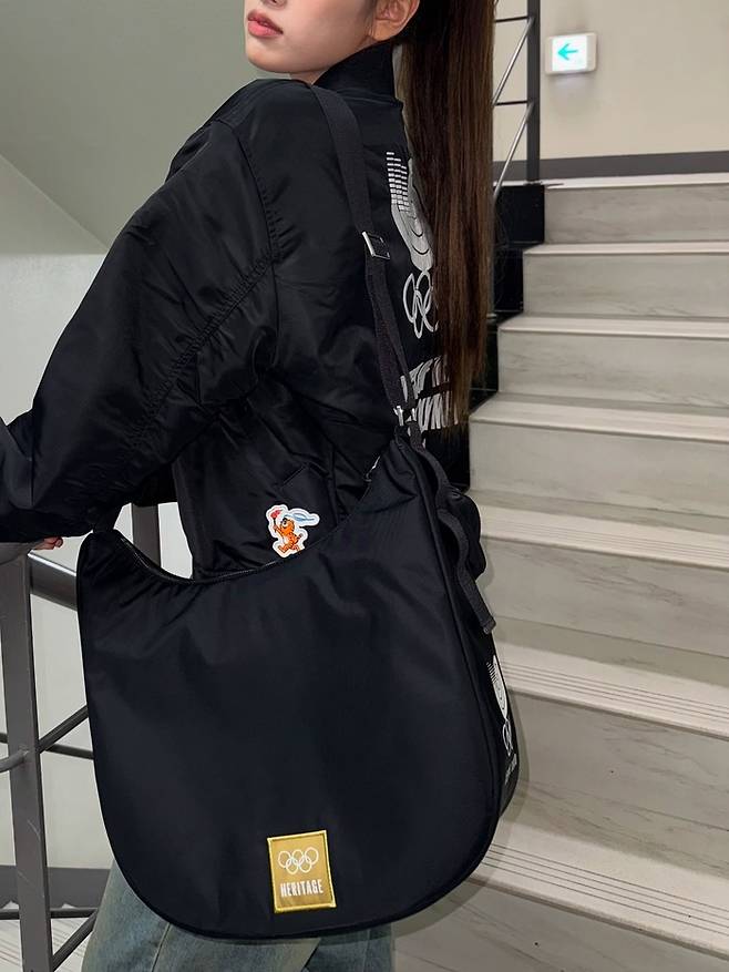 1998 서울올림픽 마스코트 호돌이가 새겨진 재킷. 안유진 인스타그램