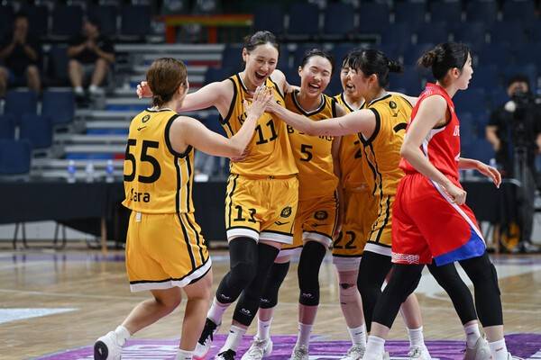 경기 종료 2.7초를 남기고 극적인 외곽포를 넣은 뒤 동료들과 환호하는 KB스타즈 포워드 강이슬. /사진=WKBL