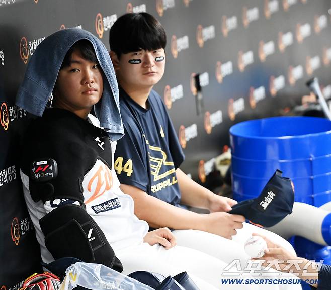 3일 대전 한화생명볼파크에서 열린 NC와 한화의 경기, 비로 인해 경기가 중단된 사이 더그아웃에 앉아 이야기를 나누는 정우주와 김서현의 모습.  대전=허상욱 기자wook@sportschosun.com/2025.09.03/