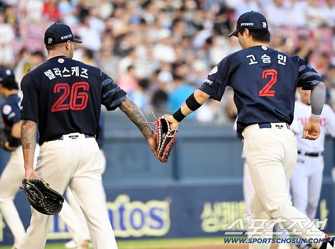 19일 잠실야구장에서 열린 롯데와 LG의 경기, 1회말 2사 1,2루 위기를 넘긴 벨라스케즈가 고승민과 하이파이브를 하고 있다. 잠실=허상욱 기자wook@sportschosun.comm/2025.08.19/