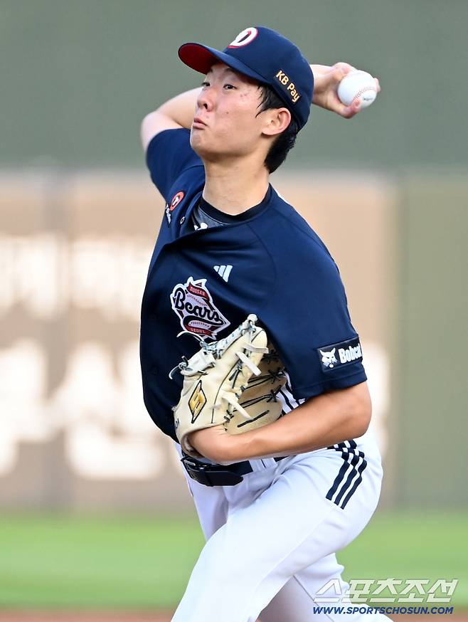8일 부산사직야구장에서 열린 두산과 롯데의 경기, 두산 선발투수 최민석이 역투하고 있다. 부산=허상욱 기자wook@sportschosun.com/2025.07.08/