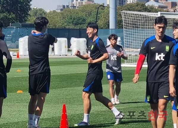 대표팀 훈련장을 밝게 만드는 손흥민의 미소. ⓒ스포츠한국 김성수 기자