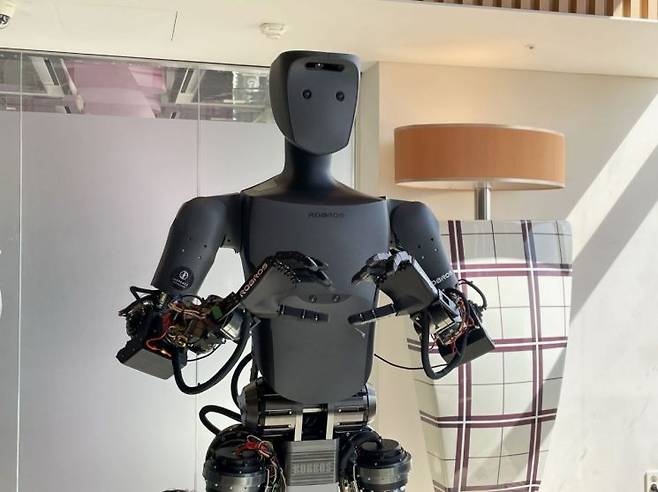 로브로스가 개발한 휴머노이드 로봇 '이그리스'. 로브로스.