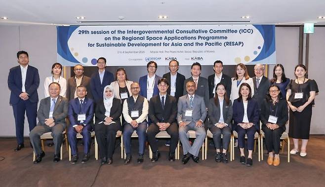 '제29차 UNESCAP ICC on RESAP' 회의 참석자들이 기념촬영하고 있다. 우주항공청 제공