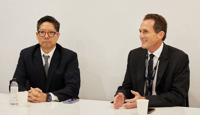 사이먼 폭스 프리즈 최고경영자(오른쪽)와 패트릭 리 프리즈 서울 대표가 4일 서울 강남구 코엑스에서 기자 간담회를 하고 있다. 연합뉴스