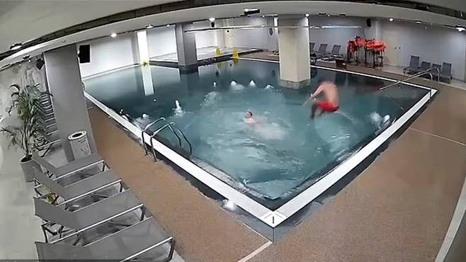 폐장한 워터파크에서 단둘이 물놀이를 하고 있는 아빠와 아들. /데일리메일