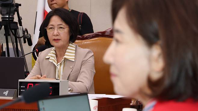 추미애 국회 법제사법위원장이 4일 오후 서울 여의도 국회에서 열린 법사위 전체회의에서 발언하고 있다. 오른쪽은 국민의힘 나경원 의원. /뉴스1