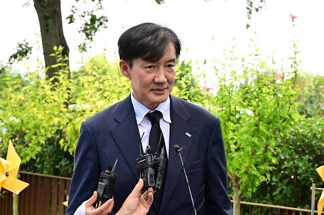 25일 오전 조국 전 조국혁신당 대표가 경남 김해시 봉화마을 고 노무현 전 대통령 묘역을 찾아 참배한 후 언론 질문에 답하고 있다. ⓒ뉴시스