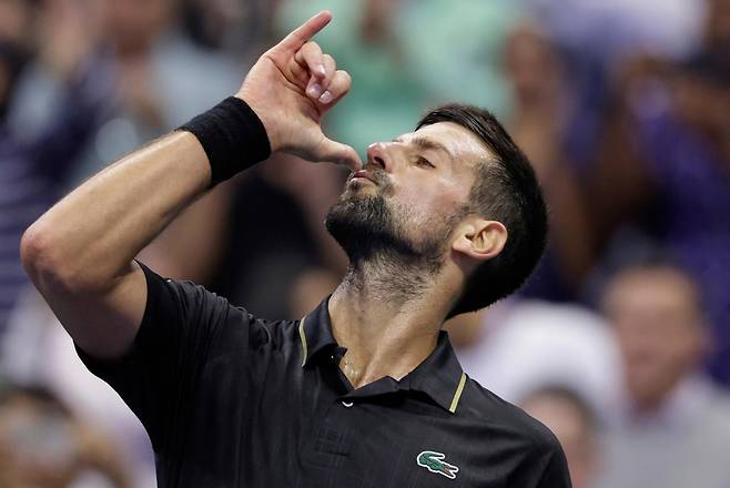 노바크 조코비치가 3일 US오픈 테니스 대회 4강 진출을 확정한 뒤 넷플릭스 애니메이션 ‘케이팝 데몬 헌터스’에 나오는 ‘소다 팝’ 안무로 세리머니를 펼치고 있다. 조코비치는 “곧 딸 생일이라 딸이 직접 가르쳐준 춤으로 선물을 준 것”이라고 말했다. 뉴욕=AP 뉴시스